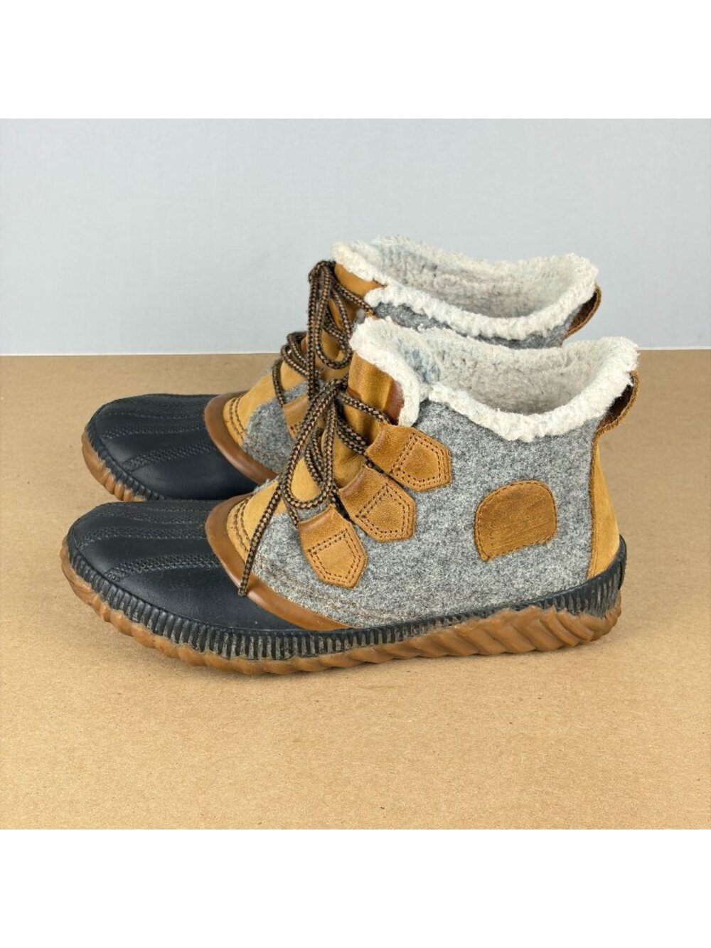Sorel Out n About Plus Wool Duck Boots Womens 7 Gray Black Tan Lace Up